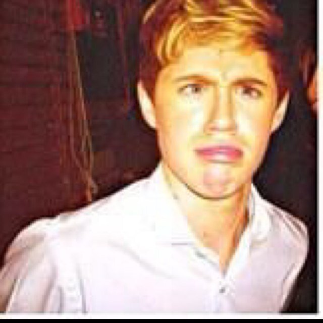 Heyy pleasee go follow me on my main acc @SrryTooFugly I'll love you loadss Xx