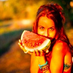 I guide women to make food and lifestyle choices that tune them in to the rhythm of their body, so they can hear the music of their soul and dance with life.