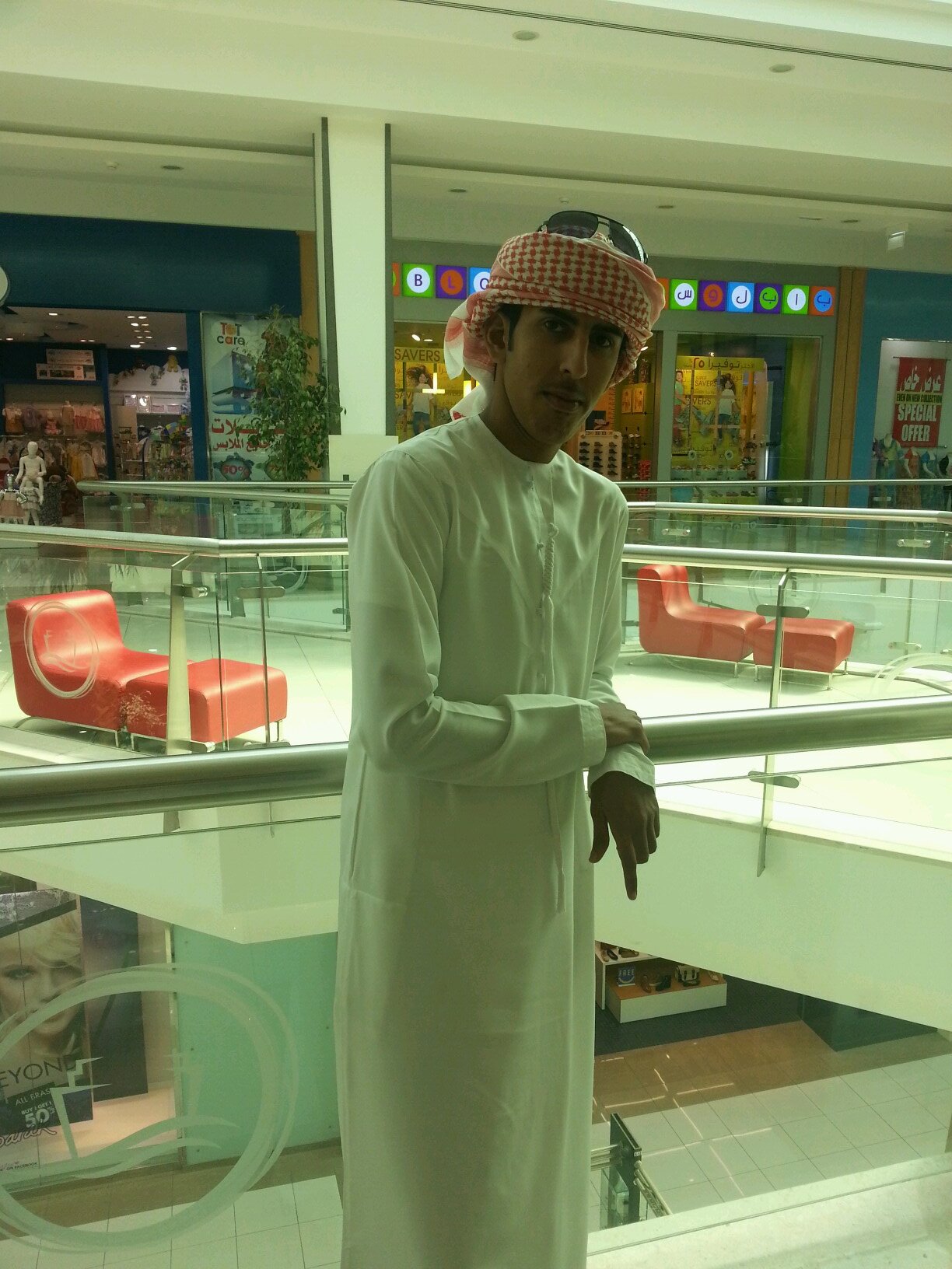 طالب ب كليه الهندسه .. جامعه السلطان قابوس
