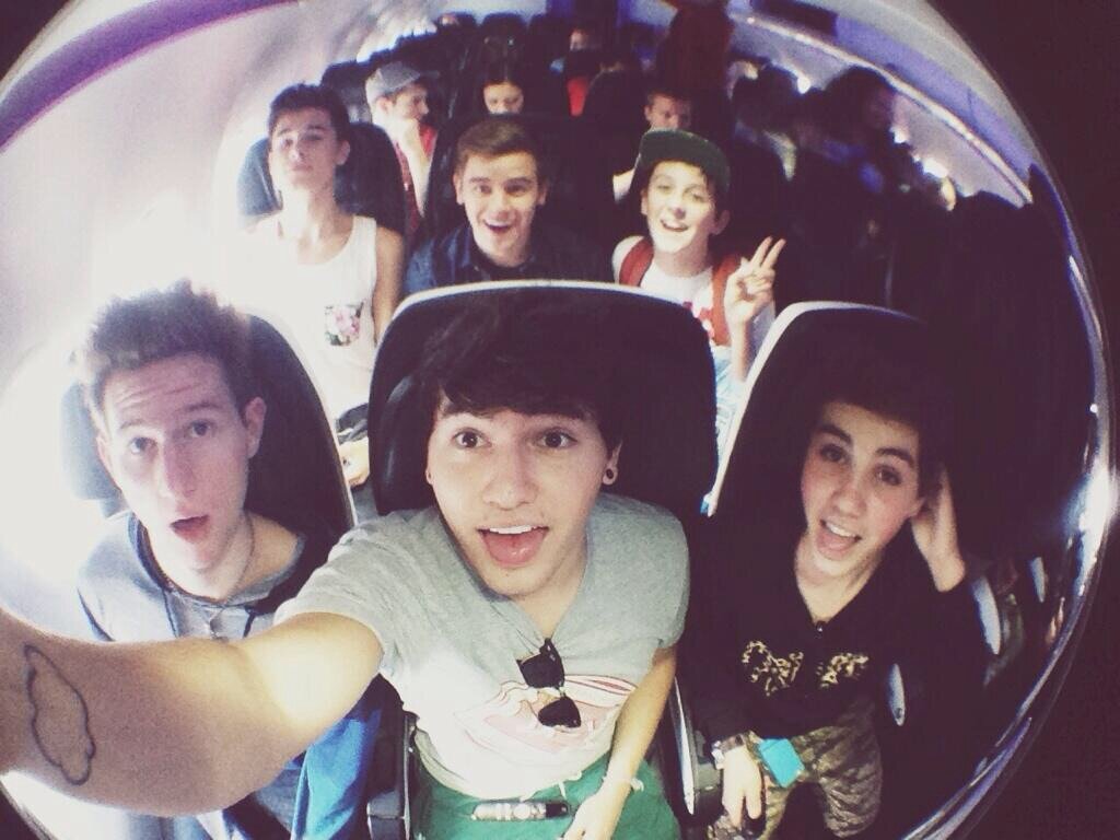 *account made 11/11/13*
6 boys,1 fandom
They're a couple of kids with a dream:)
I'm cooler on the internet trust me
Instagram- o2l_crsjtk ( fan account )