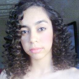 “As pessoas mais felizes não têm as melhores coisas, elas sabem fazer o melhor das oportunidades que aparecem em seus caminhos”.
Clarice Lispector