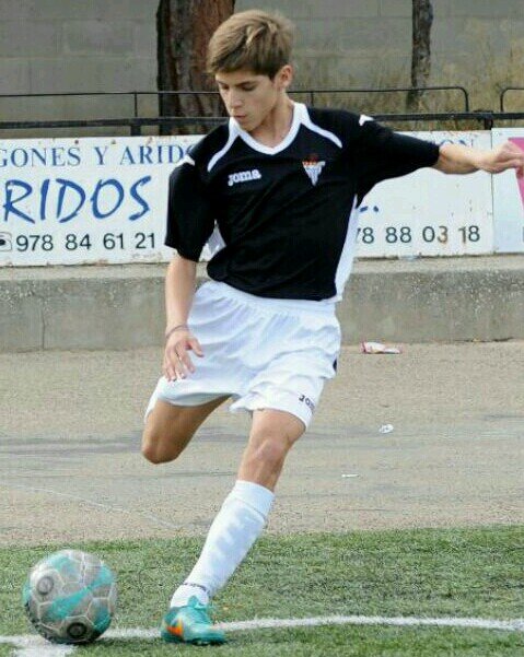 Jugador del Alcañiz , cadete . Amor al fútbol desde pequeño.Özil , Götze y Isco.