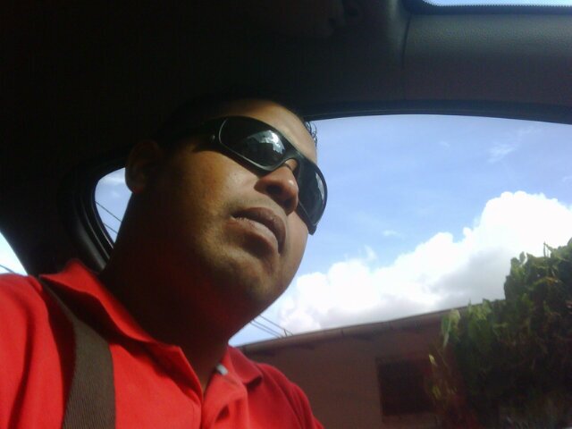 Chavista crítico, político, sociólogo, trabajador social, santero, percusionista empírico, bailador, amante de la salsa dura y la timba (melómano)