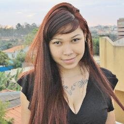 Mamãe da Camila, roqueira, tatuada, cervejeira, sem noção, mas muito gente boa; Enfim, depende do dia.