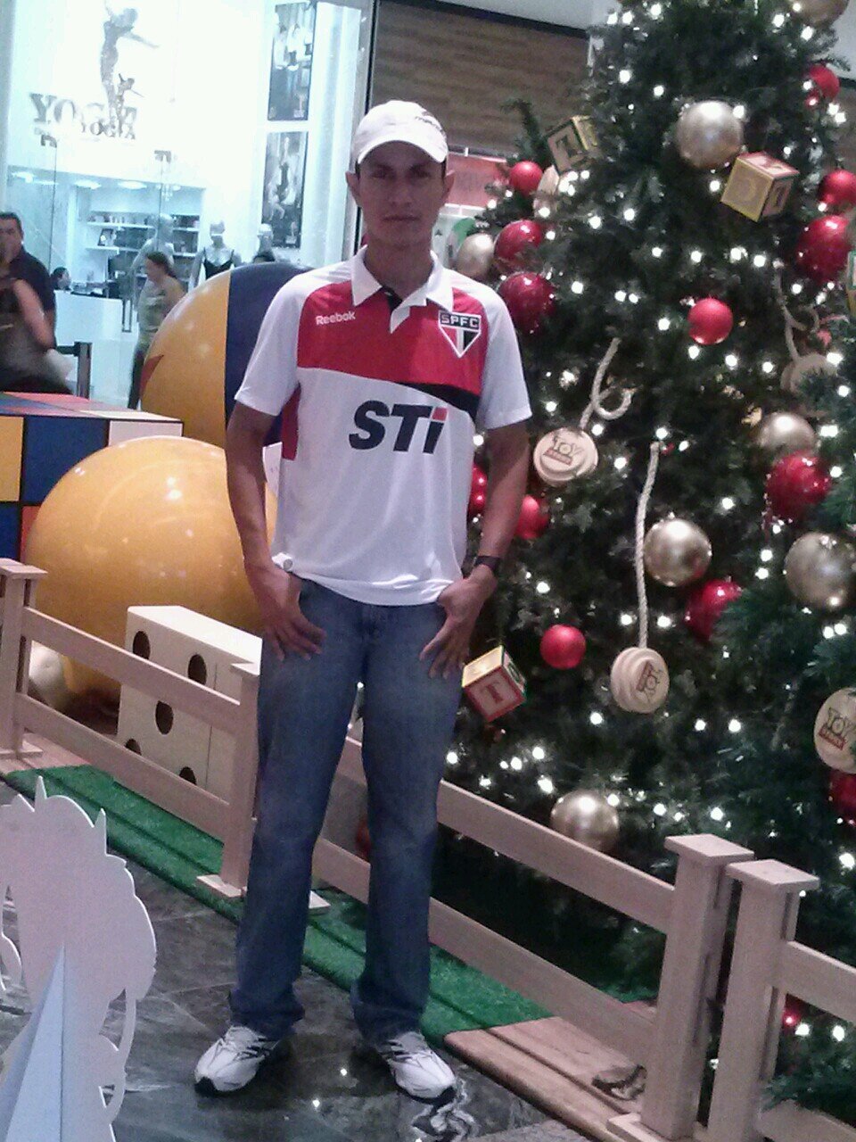 Sou um cara q gosta de esporte, futebol o preferido.. eq gosta de curtir a vida :)