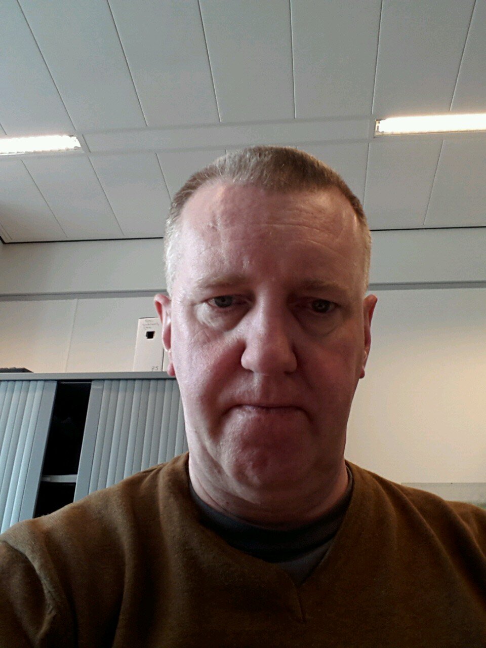 Archivaris, vader, Feyenoord en Liverpool fan, muziekliefhebber, visionair, husband, docent, humorist, optimist, teamspeler, wereldreiziger, bierliefhebber.