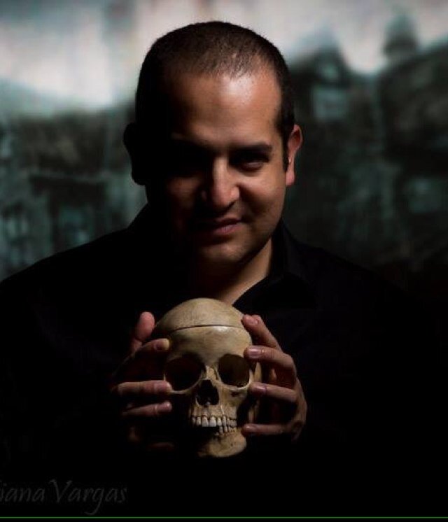 Cirugía Oral y Maxilofacial. UNAM/UCR. Me gusta leer, el cine, la fotografía, la música, las armas, Master Scuba Diver y TEC40.