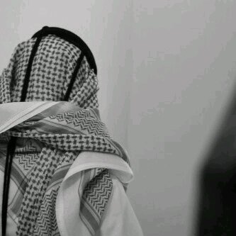 صرنا نراقب بعضنا من بعيد لبعيد .. هو يحتري جيتي وانا احتري جيته .. هذي حياة العنيد لياعشقله عنيد .. كلن جلس ينتظر حسب مزاجيته...
سطح القمر