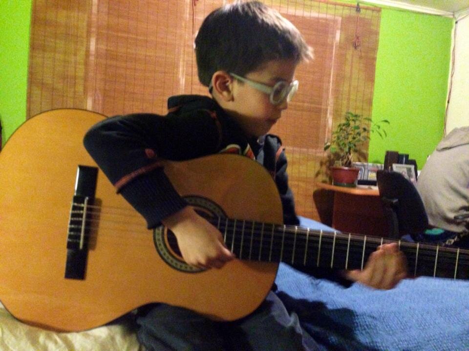 Padre de 4 Hermosos Hijos David 15 Leonnor 12 Doménico de 9 años Valentino q nace en Dic Futbolero y amante de la música pero de la buena música, Nací el 10/10!