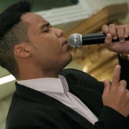 humilde,gente boa,evangelico,q tem suas virtudes e seus erros,mas sempre com um sorriso no rosto e levando a vida numa boa