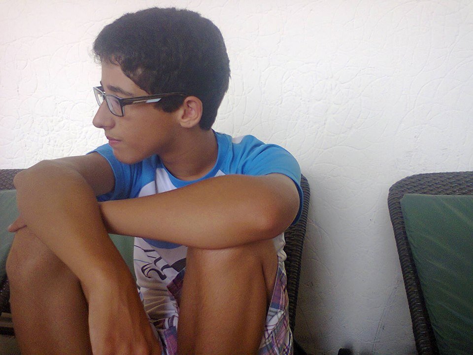 Adr desenho e música (até ao msm tempo o.o), sou português com orgulho e prazer! Sigam-me que eu sigo de volta! ;) @ClubeFollowBack