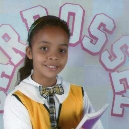 Amo futebol,musica ,dança,pizza e salto alto,quem disse que  menina não pode jogar futebol e andar de salto alto