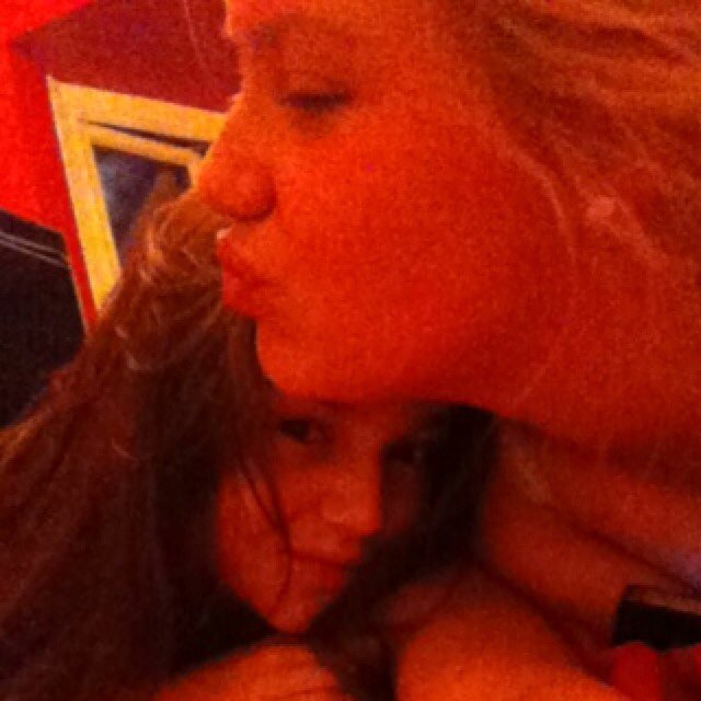 Snapchat; nicolejoannexx
Instagram; nicolejoannexx
Pin; 264A9FB2