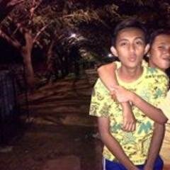 Dari pada situ stalking twit saya DM aja langsung !