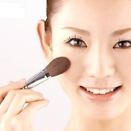本当にキレイになれる美容ネタ 簡単裏技ヘアカラー ヘアマニキュアではなくて 100均の爪マニキュアで染める ヘアマニキュアより短時間で染まる 色落ちして服にも付かない アイロンも普通に使えるし 色落ちしないのに除光液で即落ちます Http