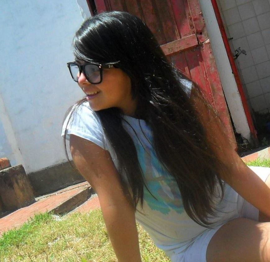 pegada al celularr :3