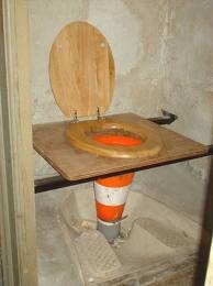Pr la réhabilitation des toilettes turques... Jeune citoyen du monde, ponctuellement posé sur sa fesse gauche ds le 94.
Passion: trolling de politiques