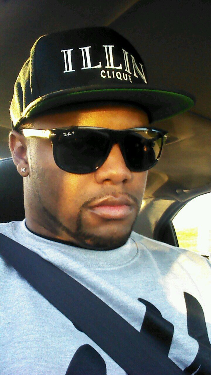 The voice of reason!, Villans LA Sales Rep, Sneaker Head ,Amateur Heavyweight, Gym Rat, Club Promoter, #illmovement instagram: eeedagee