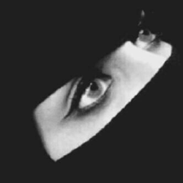لدي قلم لا يعرف الصّمت ثرثار لايجف يكشفُ حقيقة ما أشعُر به لا يخفي شيء عنكم .♡