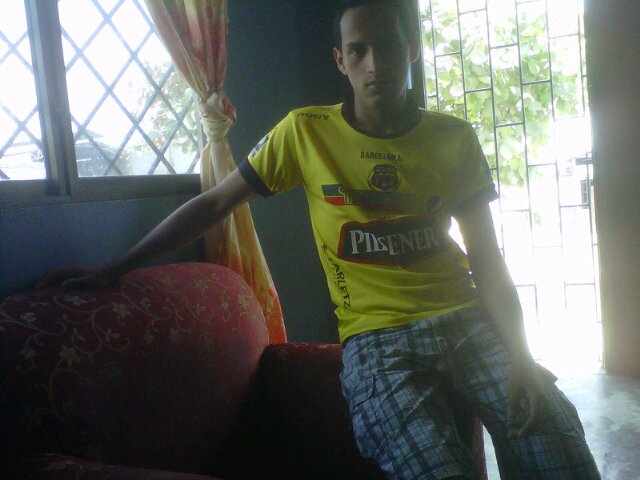 Naci el 1de junio del 1994 me gusta el futbol y soy hincha de barcelona ☺