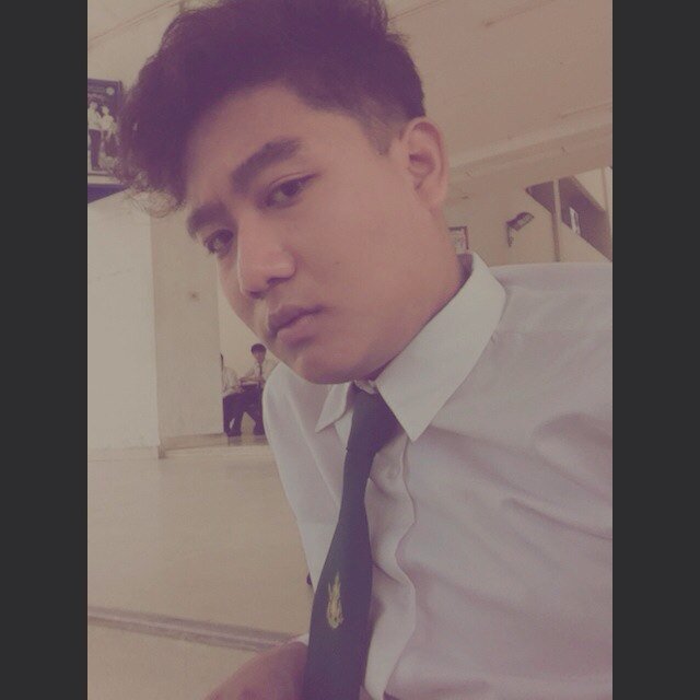 ชื่อ : Job หรือ JMop 
แฟนชื่อ : Momay
คำคม : รูปหล่อ พ่อรวย มีรถขับ โทรสับถ่ายรูปได้ 5555
แล้วพบกับจ๊อบMath(แฟนเรียก555)