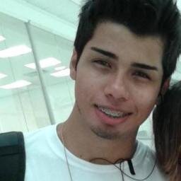 Músico, Poeta, Estudante, Desenhista, Dançarino, Ator, Modelo, Esportista, Pintor, Agiota, Lutador de MMA, e claro... PÉSSIMO EM TUDO ISSO =)