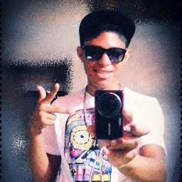 Queria ser poeta mas poeta num posso ser pq poeta Pensa em td e eu Só penso Em vc ----  @X_PoxaDih