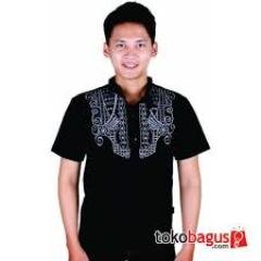 lebih suka baju berwarna hitam ketimbang warna warni