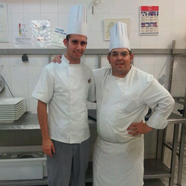 Titulado en pasteleria, chocolates y pasteleria artistica y estudiante de cocina profesional en la escuela superior de hosteleria de sevilla!