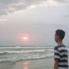 mencoba memakai baju koko