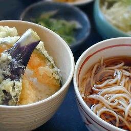 並ばずに食べられる蕎麦屋です。
当店は、回転が速く、すぐに提供できるため並ばずに美味しい料理をお楽しみいただけます。すべての料理は注文を受けてから作るため、いつでも新鮮で熱々（冷々）の状態でお待たせすることなくご提供しています。皆様のご来店お待ち申し上げます。
、
11時～14：30分　月曜日定休