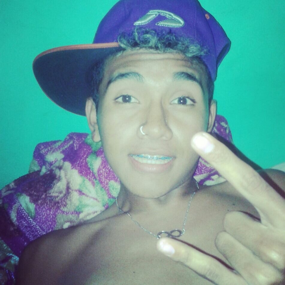 Skatista,vagabundo,muitas vezes culpado sem ser julgado da vida sei o que esperar não vou mais me decepcionar seguindo minha vida ♡ ♡ S-O-L-T-E-I-R-O