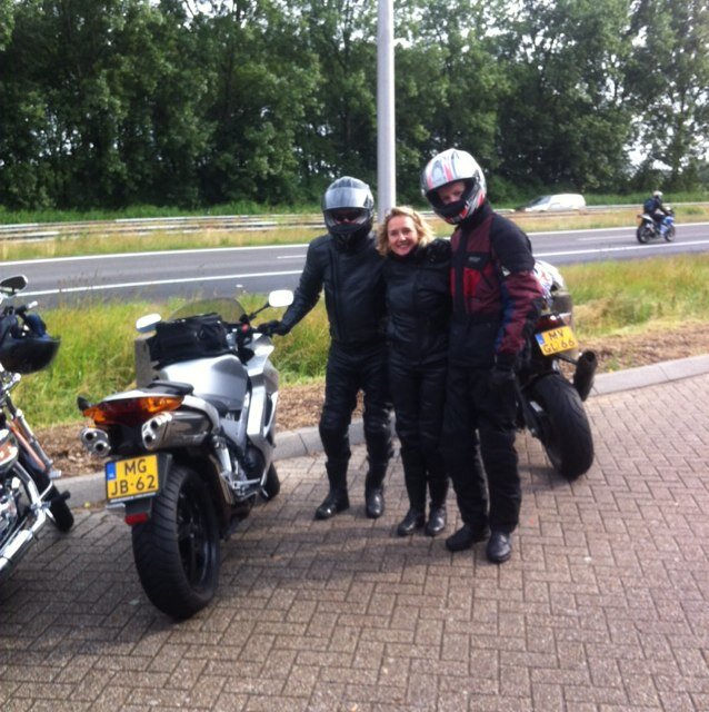 eigenaar van HET makelaarskantoor dat stenen met mensen verbindt, motorrijder en méér samen met mijn Ing, EN vader van Christian