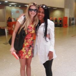 Sou uma pessoa simpática , companheira amiga , e amo todos que estão próximo de mim , Quero esta com o meu Twitter para mim ficar ainda mas perto da Baby Evans