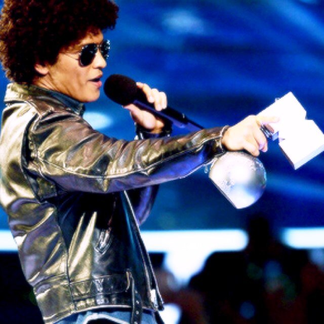 giving free follows! please go follow me on @5secondsofbruno :)