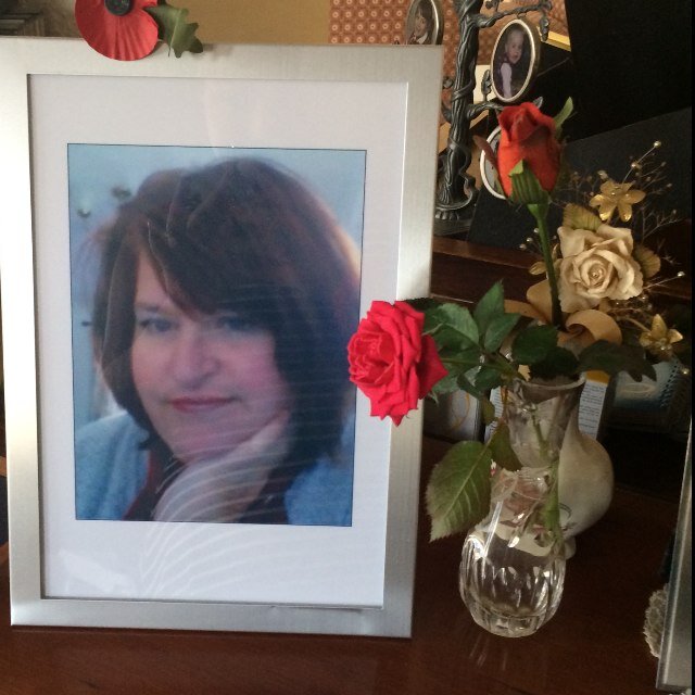 A teaching assistant for a local special needs school. Mother to 4 beautiful children and loves spending time with her family and friends :) x