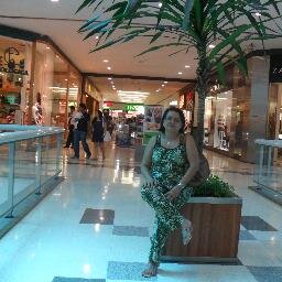 moro em Campina Grande-pb,sou completamente apaixonada por minha cidade,sou comunicativa,extrovertida,gosto de dar opinião sobre coisas diversas,etc.