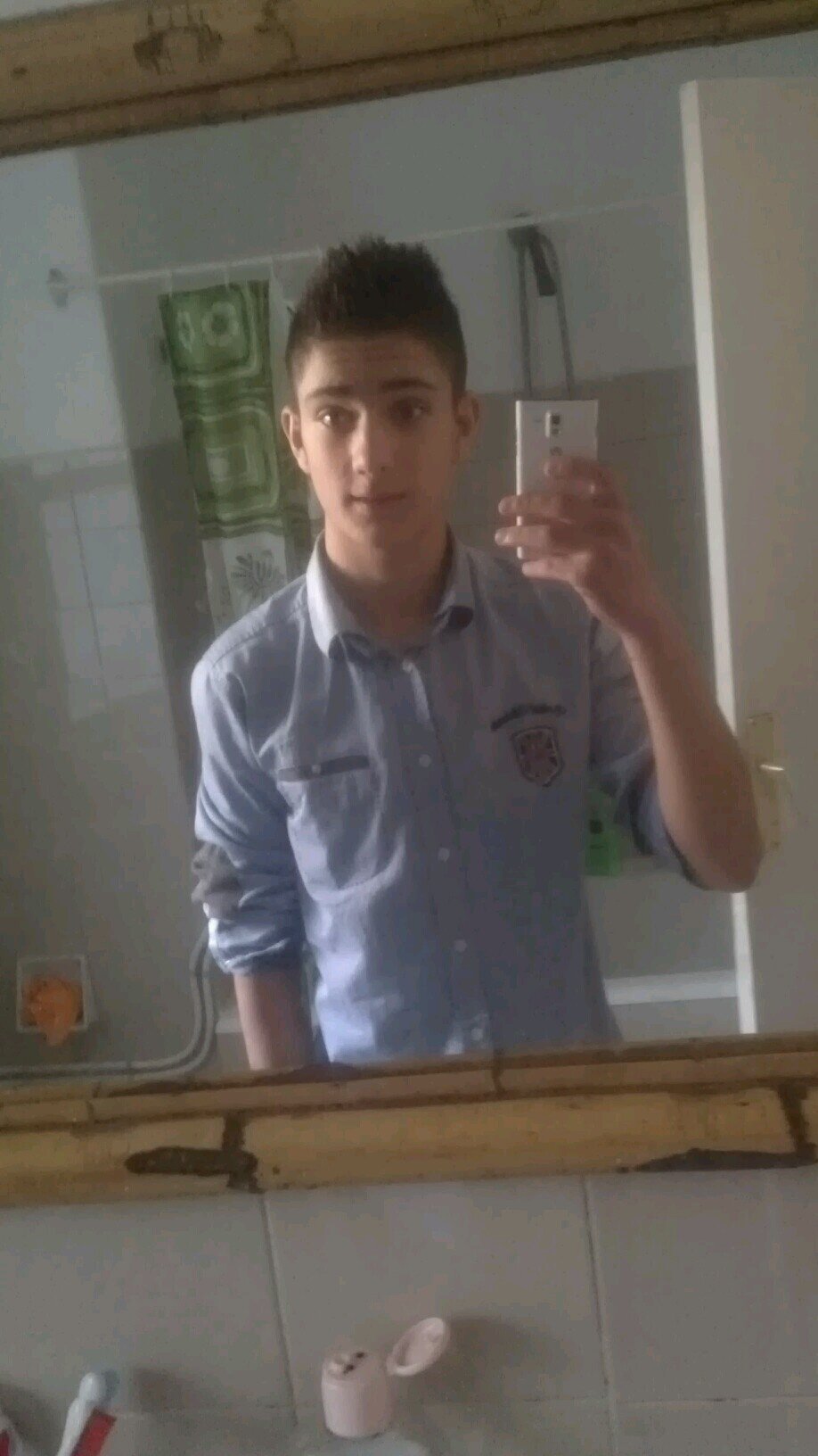 Chico de 14 añitos^^,majo,hablador ,me gusta la f1,el baloncesto,el futbol y me encantan la chicas;) .Seguidmeme^^