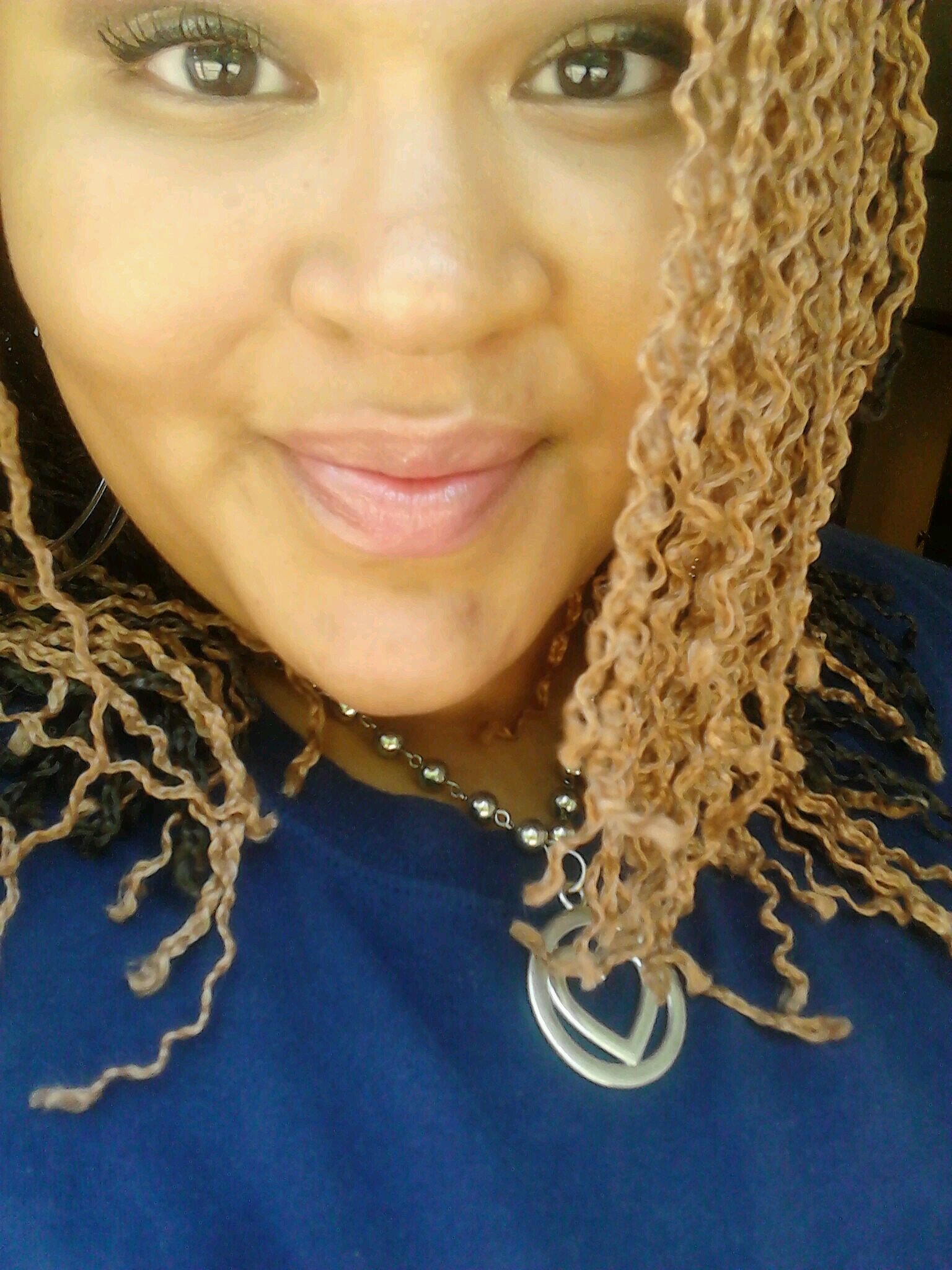 im fun... happiii... love to smile... dont like drama, but never realli dealt wid it, im black and white and indian, and ME! FOLLOW ME!
