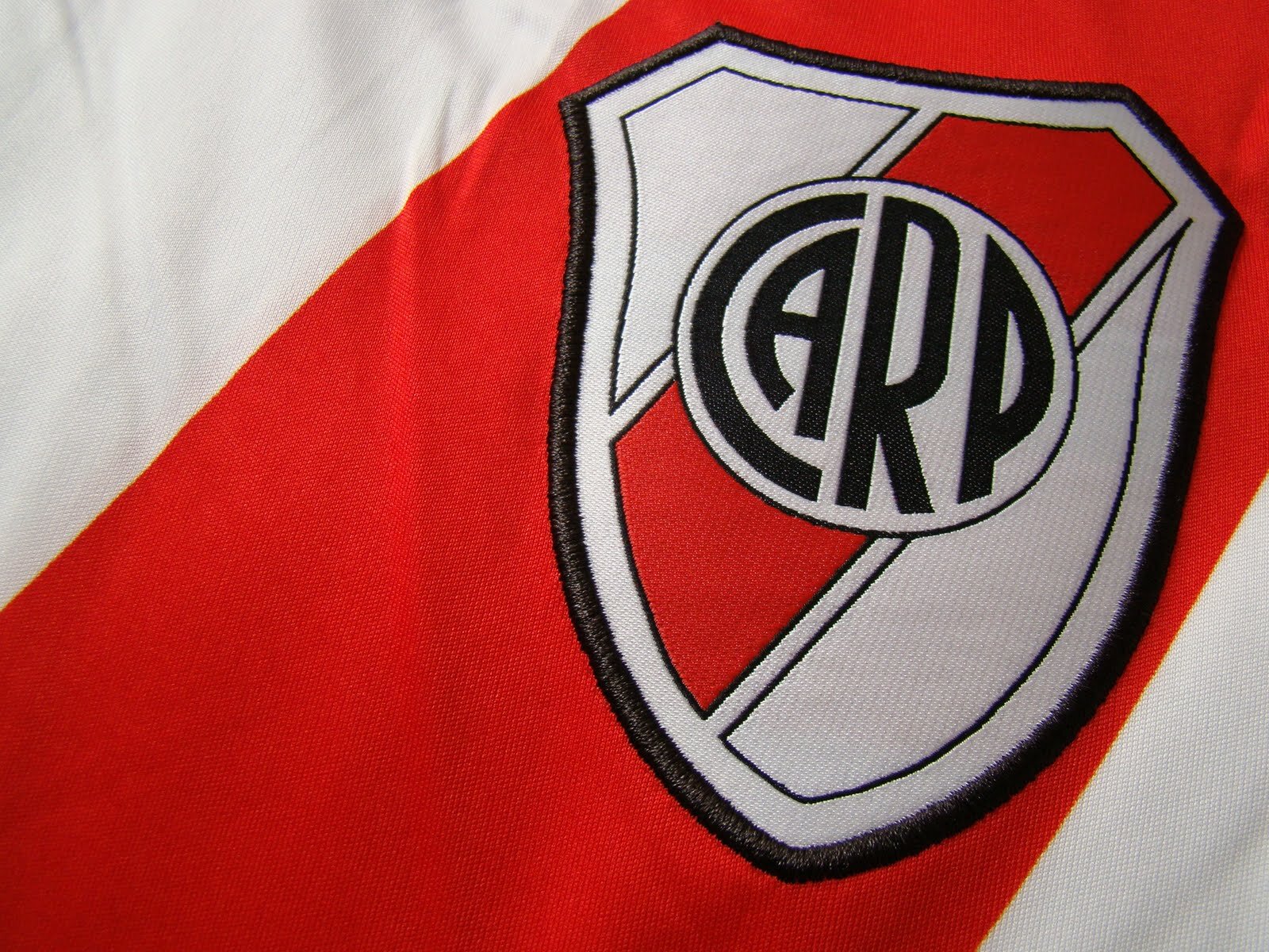 Sigue las noticias y lo que publican los jugadores del equipo más ganador y más amado en la Argentina, el Club Atletico River Plate. ¡Eres grande River!