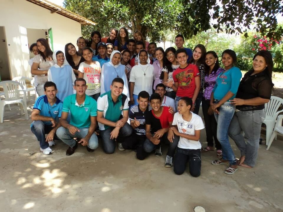 ''Família que reza unida... Permanece unida! Cristo por todos... e todos por Cristo!''