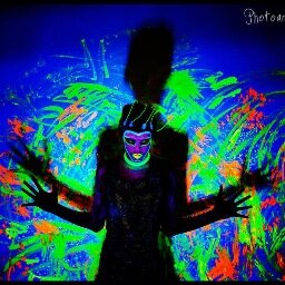 volg dit acc zodat je van te voren alles over het schoolfeest weet t thema van het eerst komende schoolfeest is glow in the dark !!