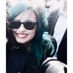 em um relacionamento serio com @ddlovato