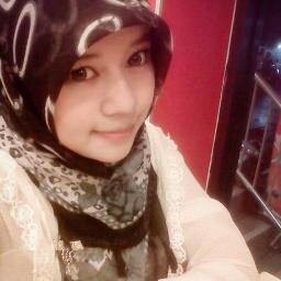 Betapa anggun Muslimah yg berhijab syari, ketika yg lain bermewah diri, ia semakin sederhana