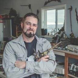 I am sculptor and inventor working on a new concept that will merge the VR gaming industry with home 3D printing.
