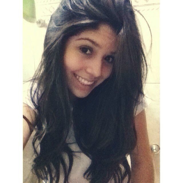 Um sorriso, um abraço apertado, uma música, estar com quem eu gosto, rir até a barriga doer. São coisas simples, mas me faz muito feliz.