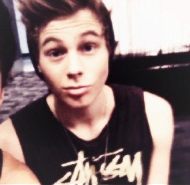 hey babe! (: it would means lot if you followed @distortedluke shes trying to reach a goal! (: ilysm have a great day! xx
{@distortedluke} {@distortedluke}