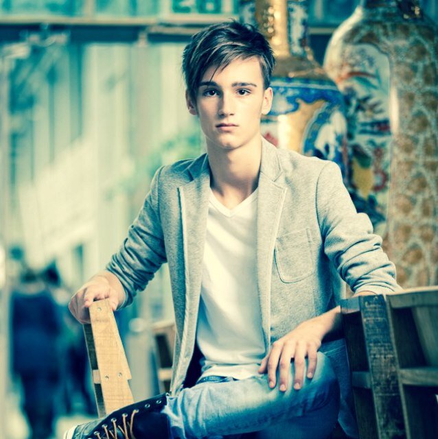 The Doctor has saved us humans many times. Few have met him and fewer has left an imprint on his memory. I'm just a boy yearning to have him remember me. | Gay