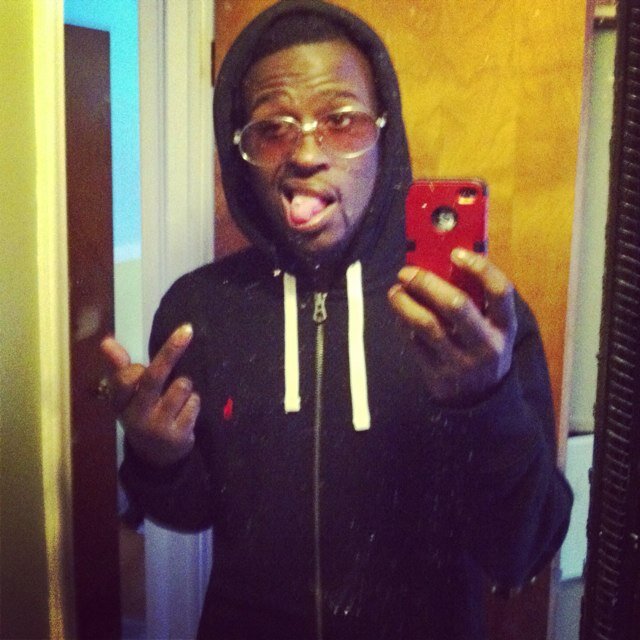 Fmoi:@iamnotyodaddy n like to some pics for a S/O #imSingle n looking
