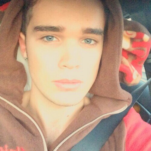 joshliedgdr's profile picture. Everybody are in the room, but I'm only looking at you.